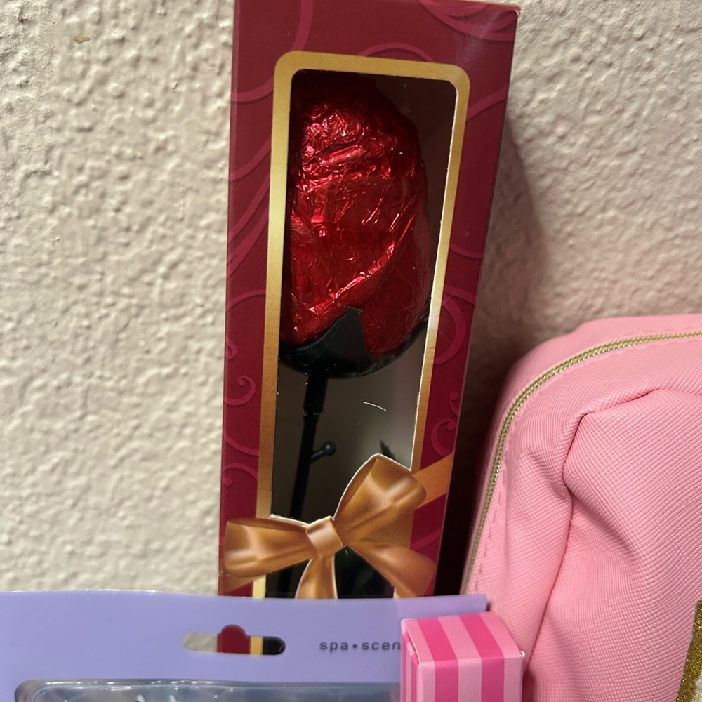 GIFT SET ❤️❤️Pink LOVE Cosmetic Bag with Accessories - Picture 4 of 5